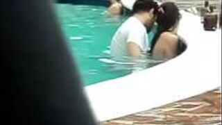 Gordinho metendo na piscina - Colombian Couple Caught Having Sex In A Public Poo porn video